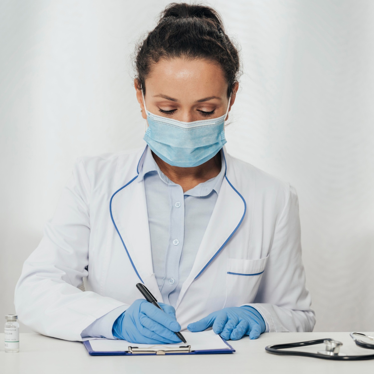 Recording controls showing speech recognition capture for AI medical scribe, real-time clinical documentation for doctors.